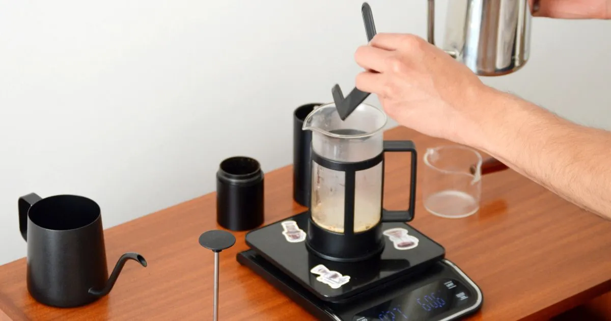 Piston de la cafetière presse lentement dans le cafe