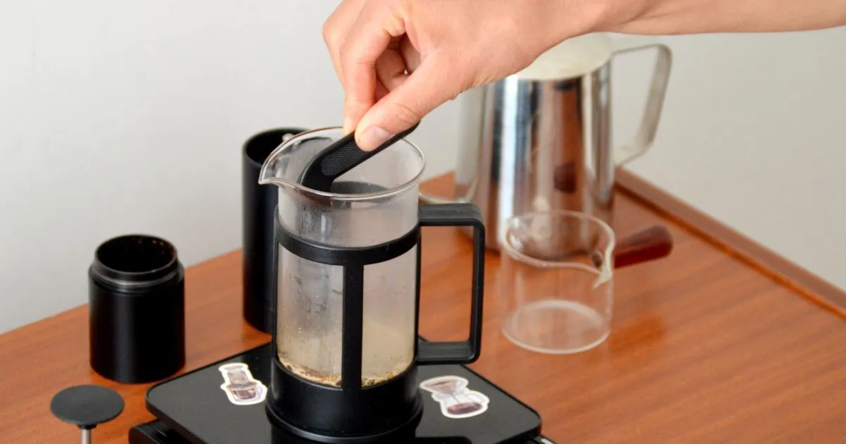 Cafetière a piston avec du cafe fraichement prepare