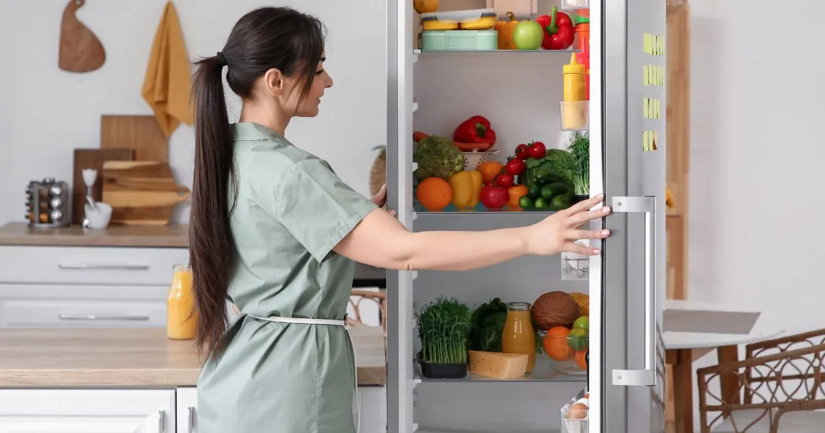 Réfrigérateur ouvert dans une cuisine moderne