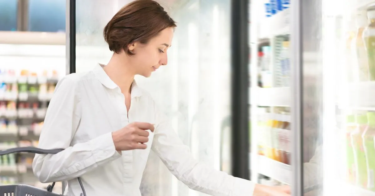 Réfrigérateur ouvert avec des aliments bien ranges