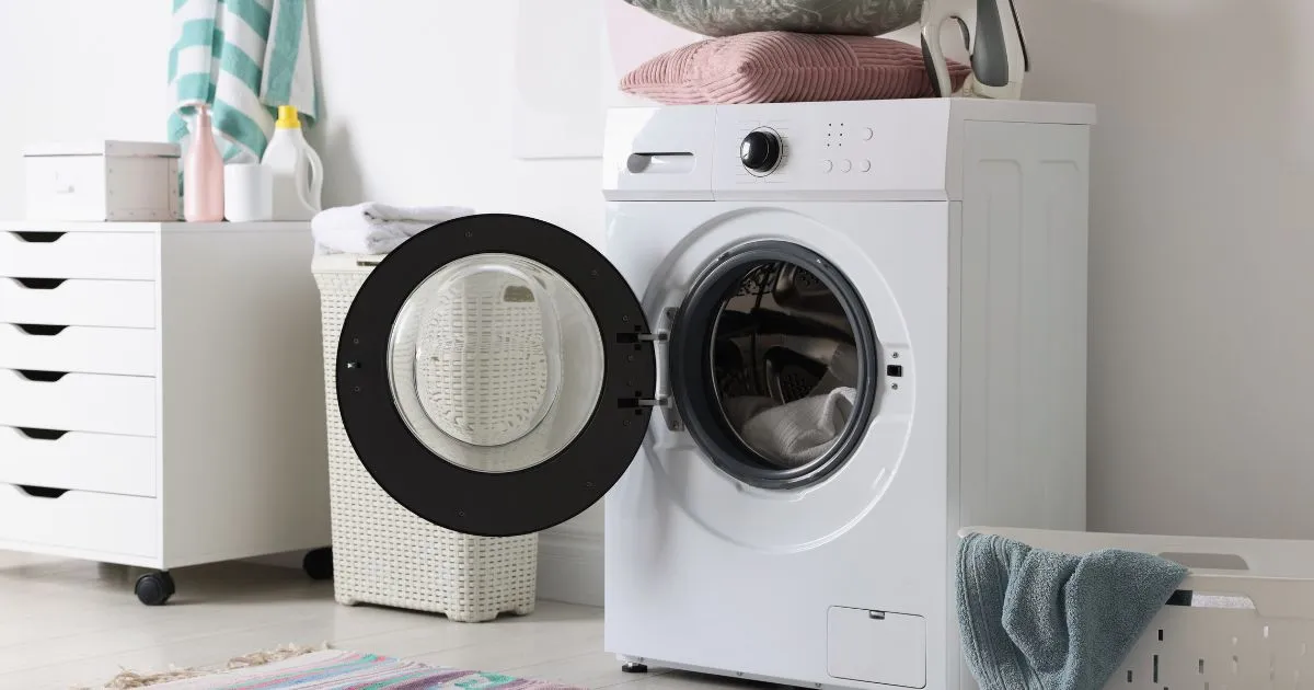 Linge qui seche sur un étendoir à l'air libre